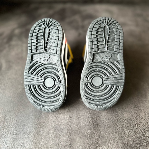 Jordan 1s toddler Sz 6c - Picture 2 of 6